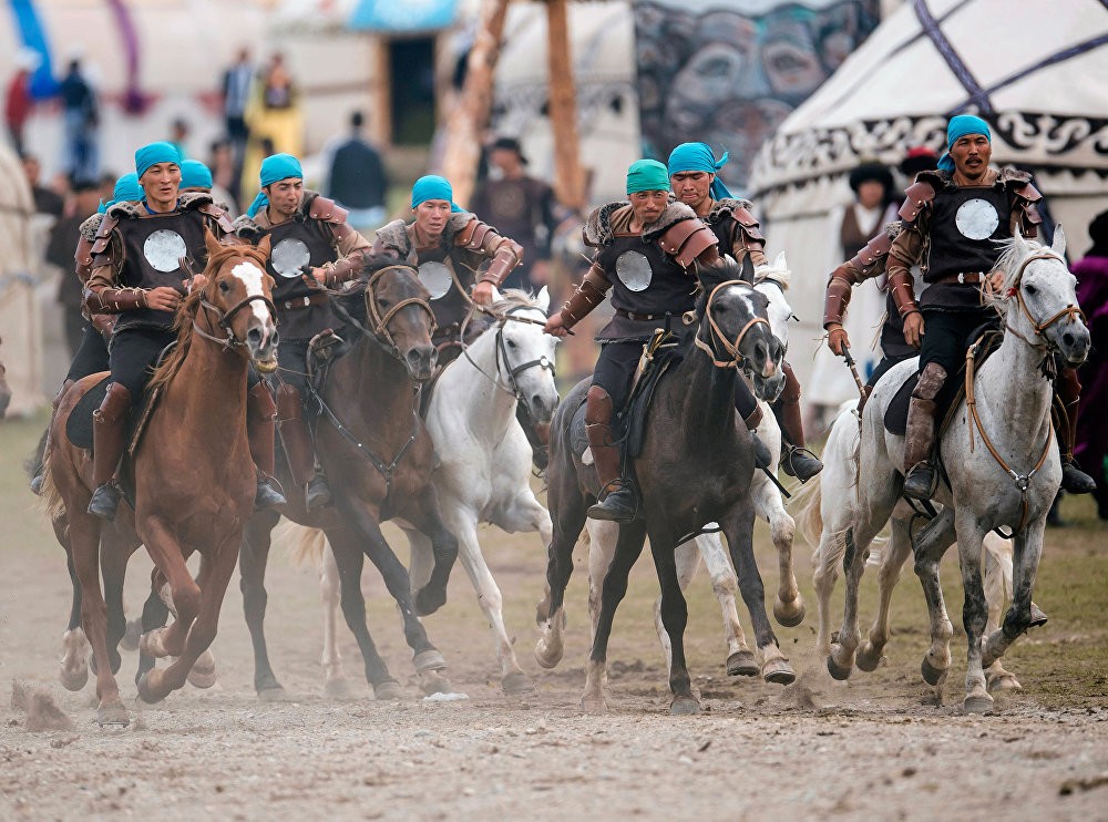  Lễ hội du mục ở Kyrgyzstan lần thứ hai diễn ra từ ngày 3 đến 8 tháng 9 ở bên bờ hồ Issyk-Kul, giáp với biên giới Trung Quốc.